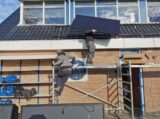 Plaatsing zonnepanelen (deel 2) op dak van kantine op zaterdag 28 januari 2023 (9/22)